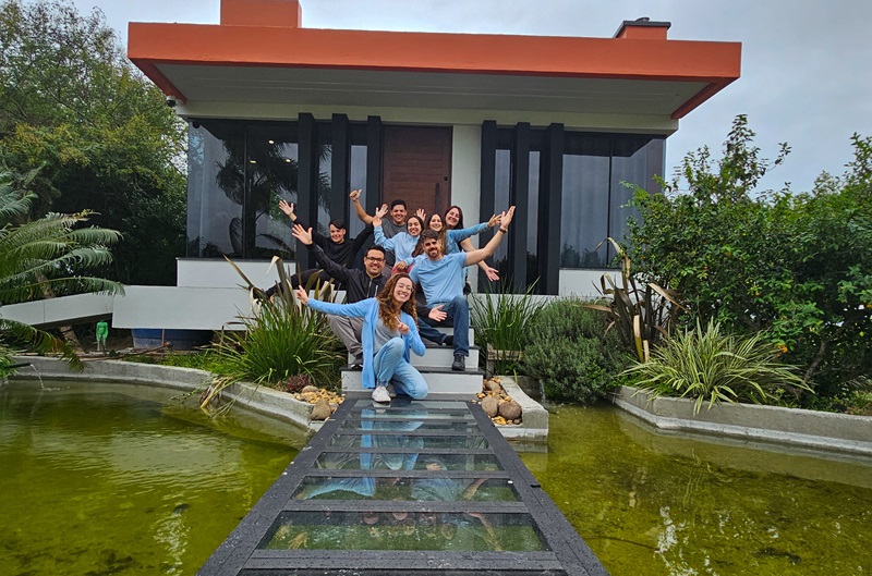 foto de equipe da martin projetos na fente do escritorio
